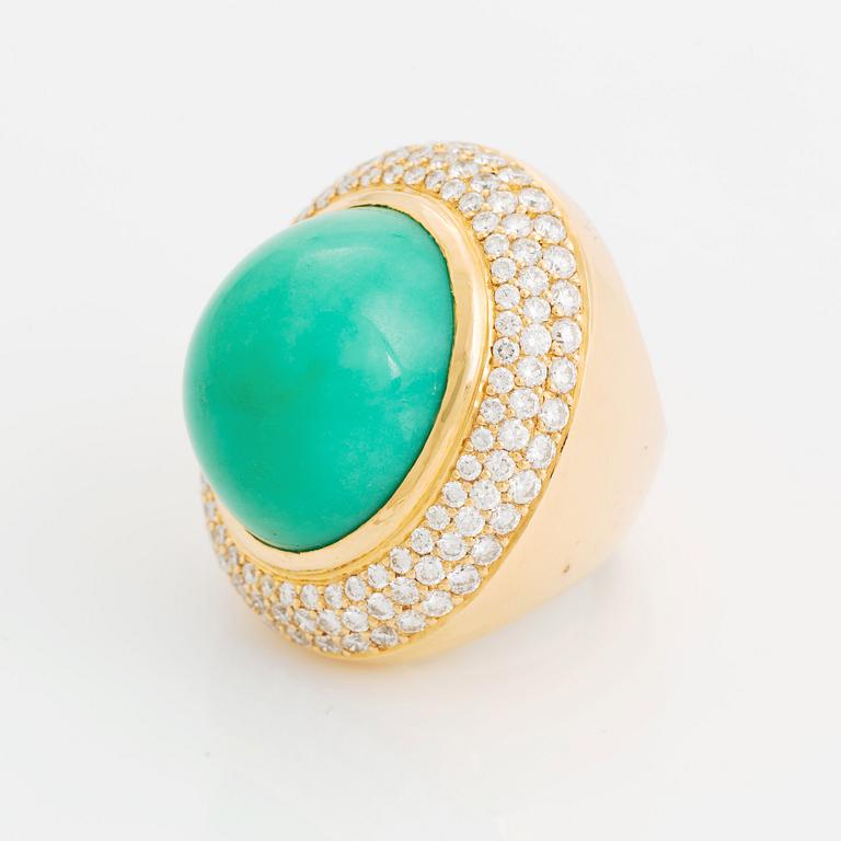 An 18K gold and chrysoprase Acchinelli ring set with round brilliant-cut diamonds.