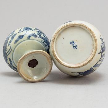 Five Chinese blue and white porcelain objects, 20th century.