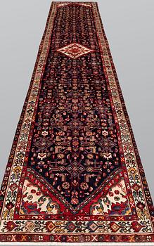Gallerimatta, Hamadan, ca 529 x 112 cm.