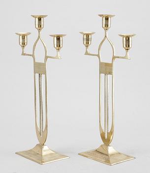 KANDELABRAR, ett par, mässing, Würtembergische Metallwaren Fabrik (WMF), 1900-talets första hälft.