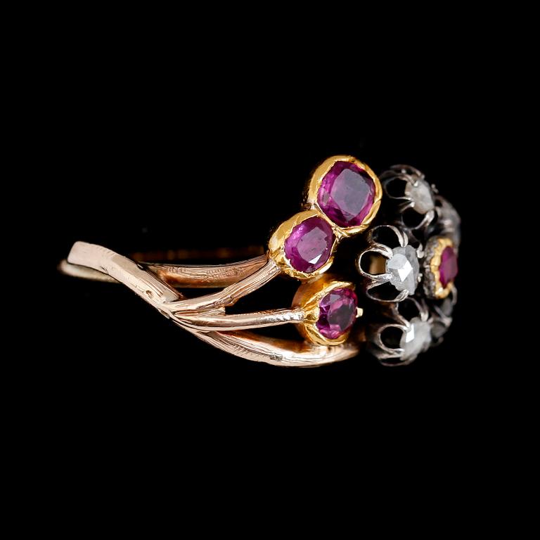 RING, 14K guld/silver, 5 rosenstenar samt 4 rubiner, 1900-talets första hälft.
