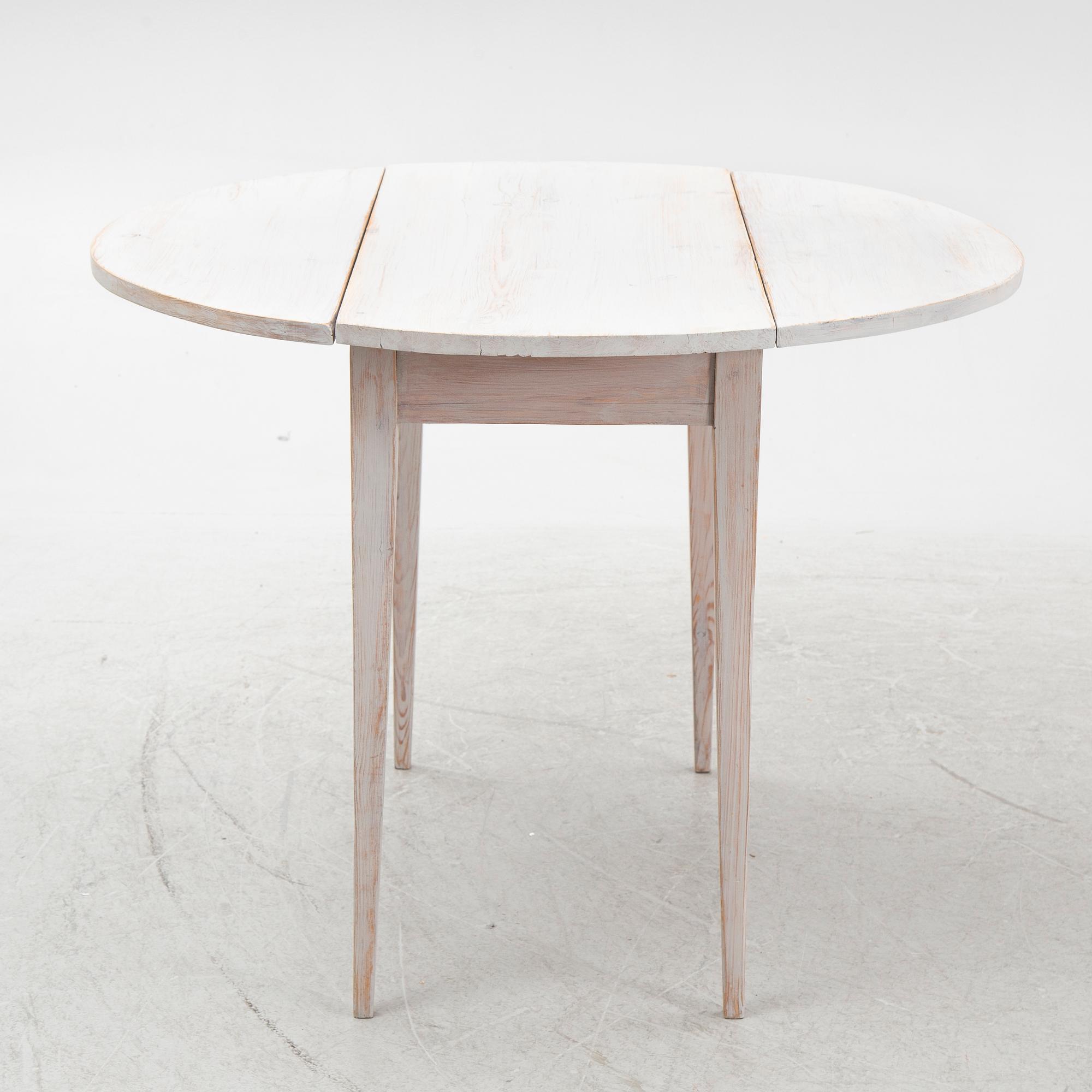 A drop-leaf table, early 20th Century.