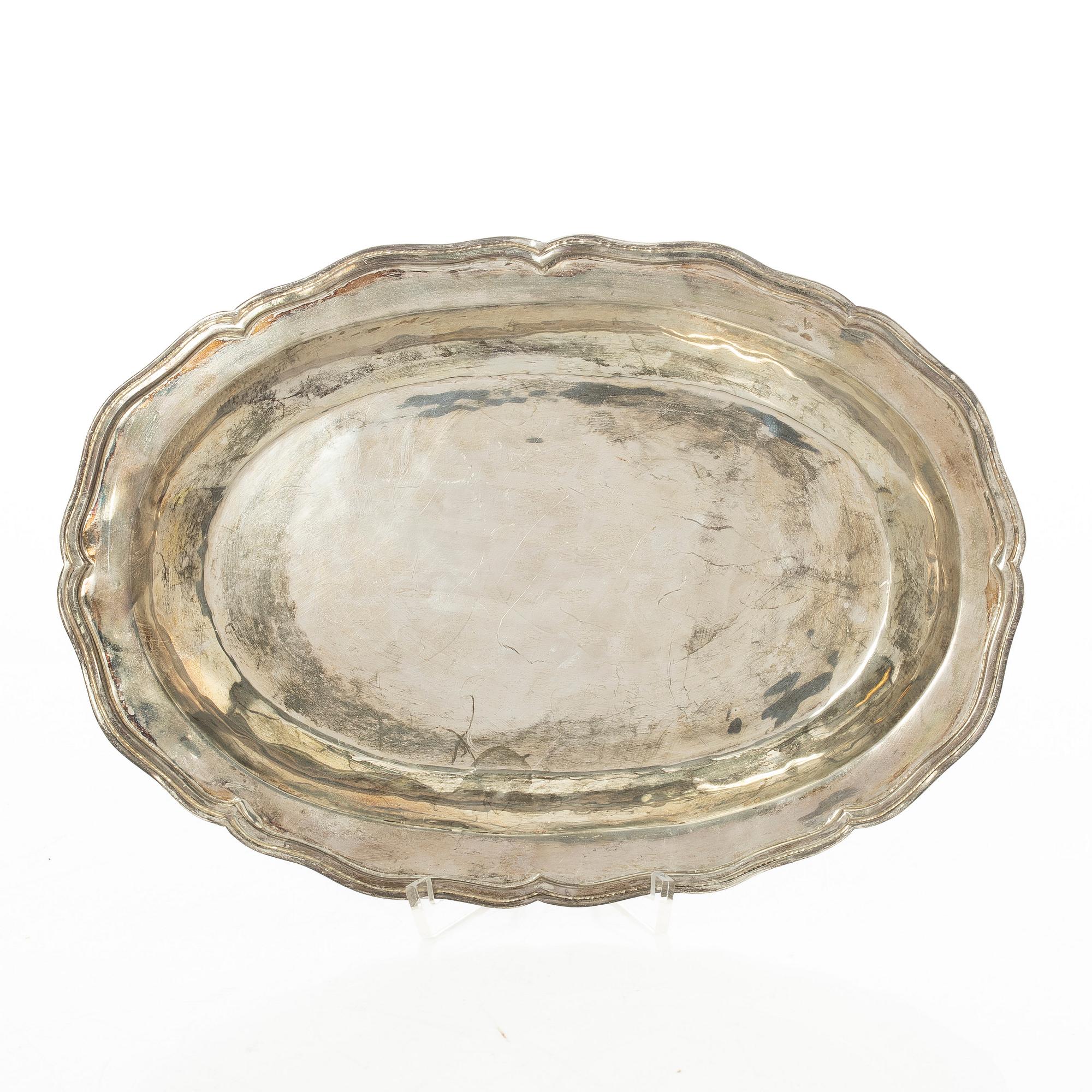 A pair of silver dishes, 20th century.