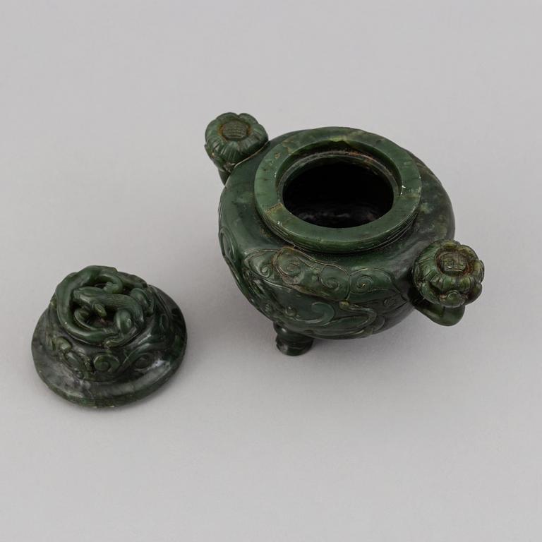 A Chinese bowenite/serpentine censer with cover, first half of 20th Century.