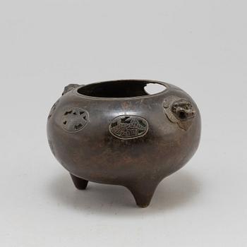 A Chinese bronze tripod censer, early 20th century.