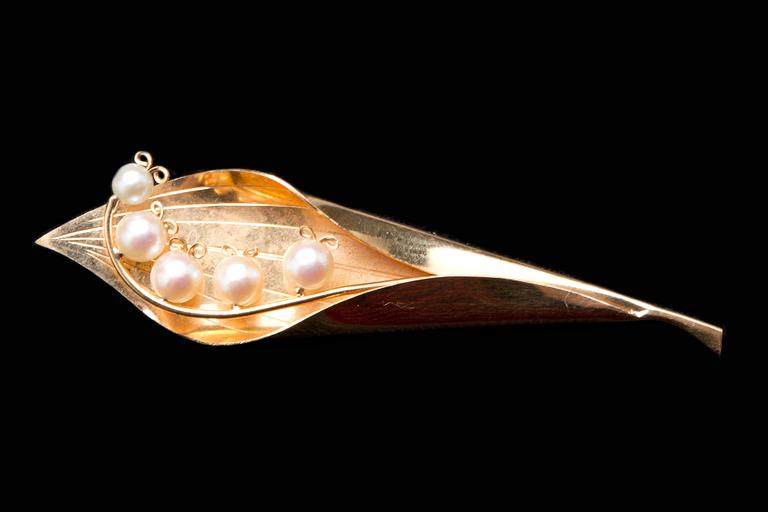 BROSCH, 18 k guld med odlade pärlor, Gravyr & Guldsmedsateljen Rosen, 1957, Uddevalla. Vikt ca 4 g.