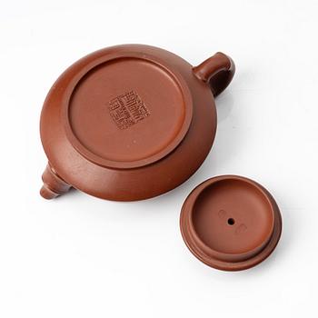Fan Jianjun, A yixing teapot, China, 1990s.
