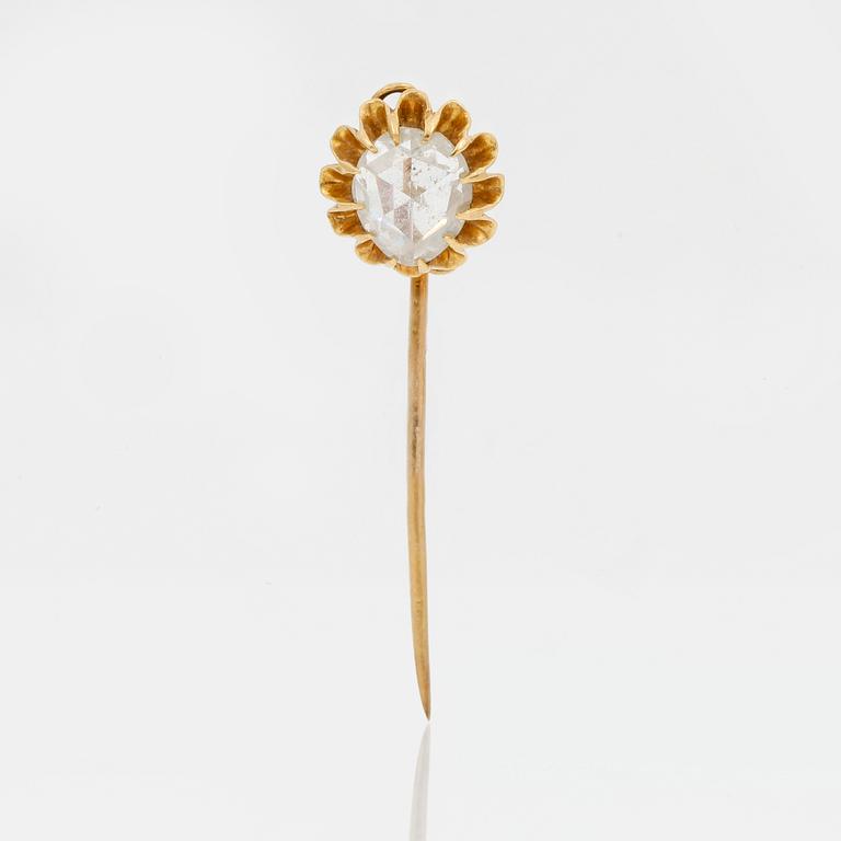 KRAVATTNÅL, 14 k guld med rosenslipad diamant. 1900-tal. Totalvikt ca 2 gram.