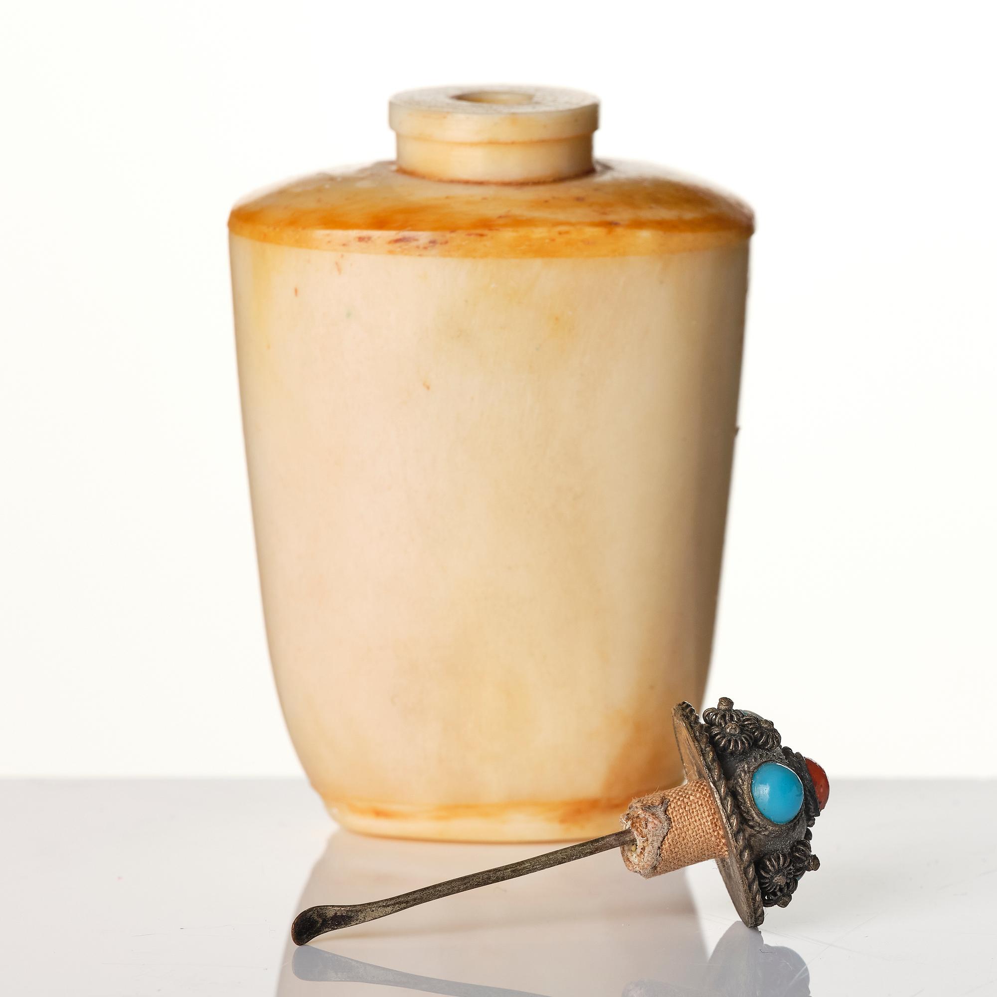 A group of three Chinese snuffbottles, stone, glass and bone, late Qing dynasty / around 1900.