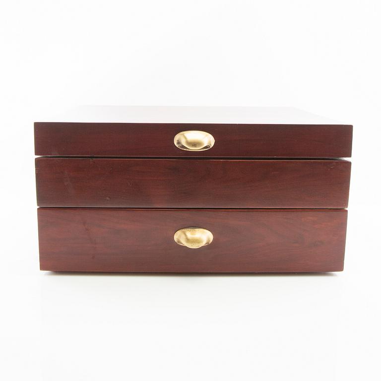 Bestick ca 77 dlr ur IKEA:s 1700-talets-serie nysilver  sent 1900-tal.