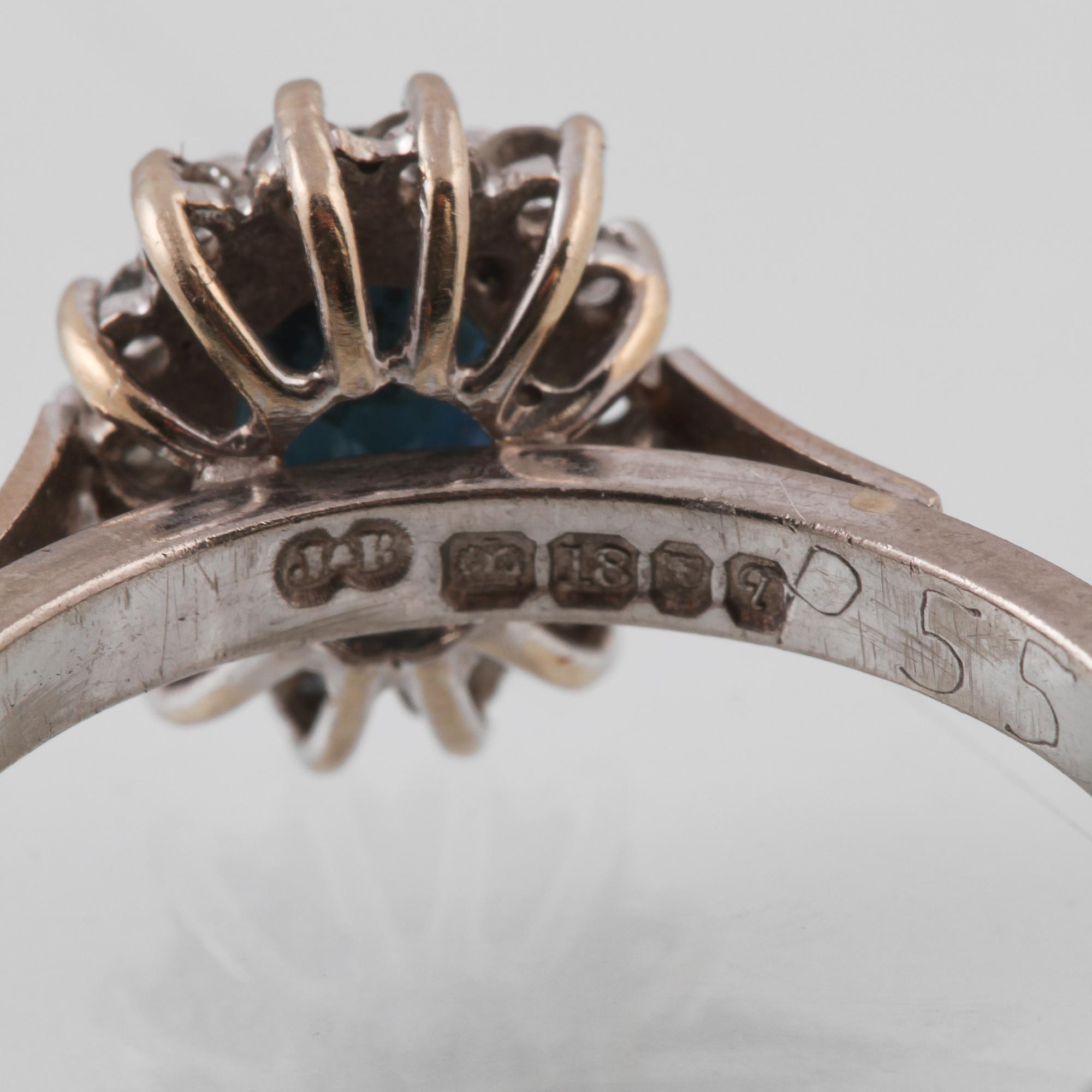 RING, 18K vitguld med fasettslipad blå safir samt briljantslipade diamanter, 0.55 ct, Engelska stämplar. Vikt 5,1 gram.