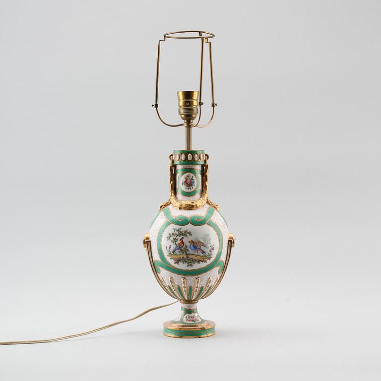 BORDSLAMPA, porslin, Berlin, 1900-talets första hälft.
