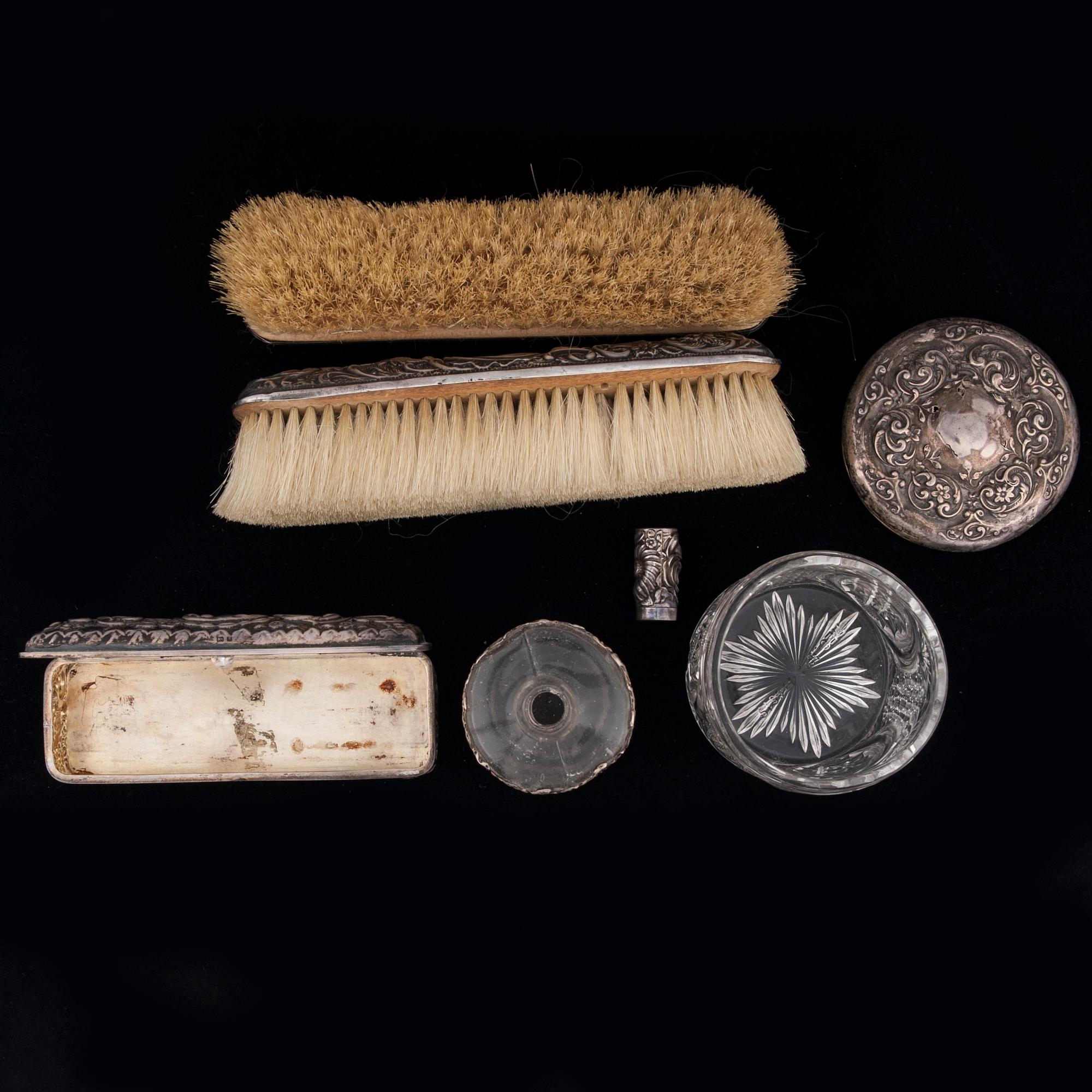 TOILETTESET, 5 delar och PILLERBURK, Birmingham, England, 1800-talets andra hälft.