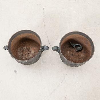 Trädgårdsurnor ett par gjutjärn 1900-talets första hälft.