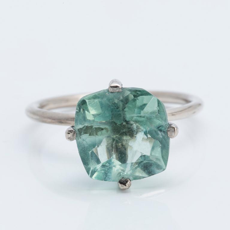 A faceted fluorit ring.