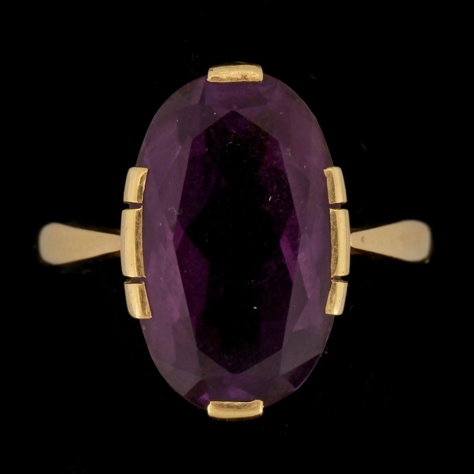RING, 18k guld med oval faseterrad ametist, 1947. Vikt ca 8,7 gram.