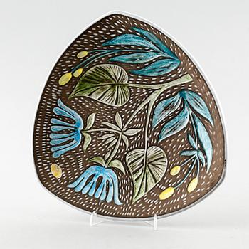 An earthenware dish by Mari Simmulsson for Upsala Ekeby, third quarter of the 20th century.