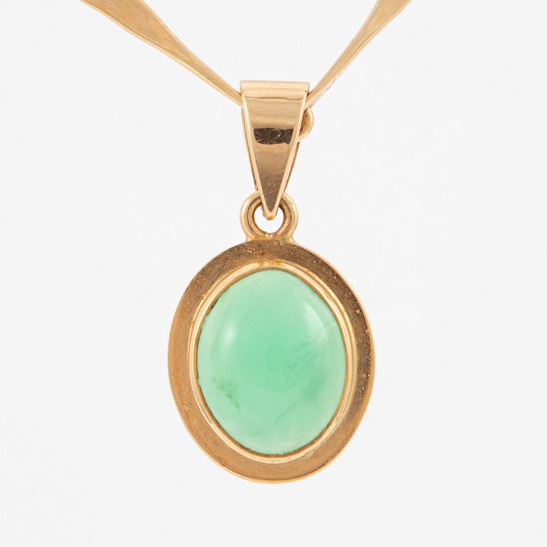 Necklace, 18K gold with a pendant set with cabochon-cut chrysoprase, Goldsmith Kuhlin, Gothenburg.