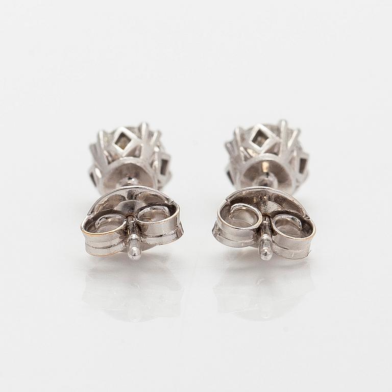 Korvakorut, briljanttihiotut timantit yhteensä 0,70 ct, 14K valkokultaa.