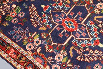 A Hamadan runner, approx. 405 x 108 cm.