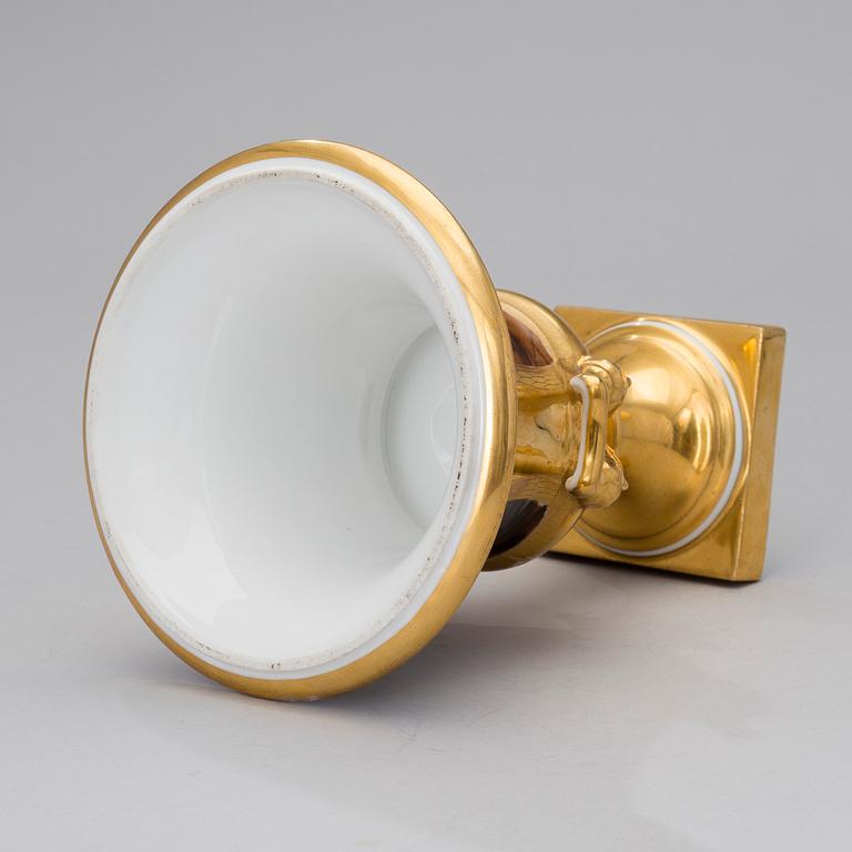 KORISTEUURNA, posliinia, 1800-luvun puoliväli.