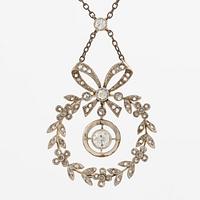 Pendant in 18K gold and silver in the form of a bow-shaped wreath set with old mine and rose-cut diamonds, circa 1900.