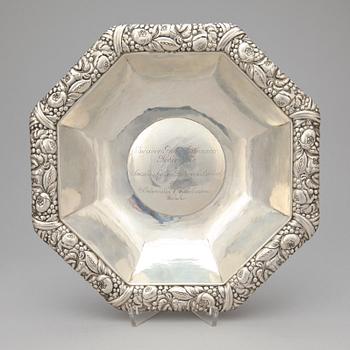 SKÅL på FOT, silver, CG Hallberg, Stockholm, 1915, vikt ca 582g.