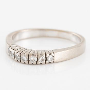 Ring 18K vitguld med runda briljantslipade diamanter.