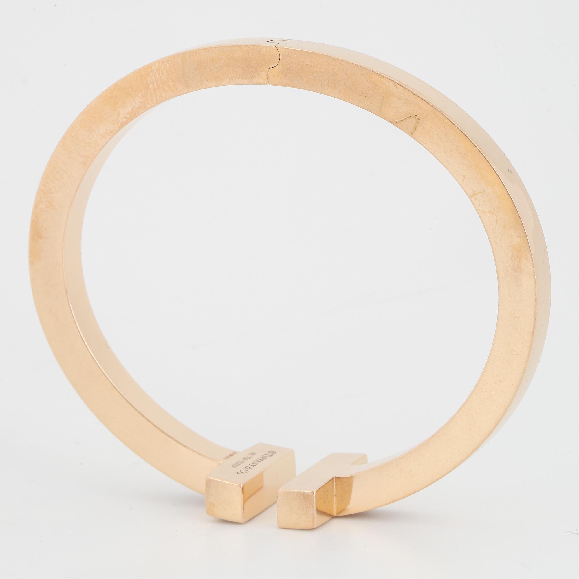 A Tiffany bracelet "T" in 18K rose gold set with round brilliant-cut diamonds.