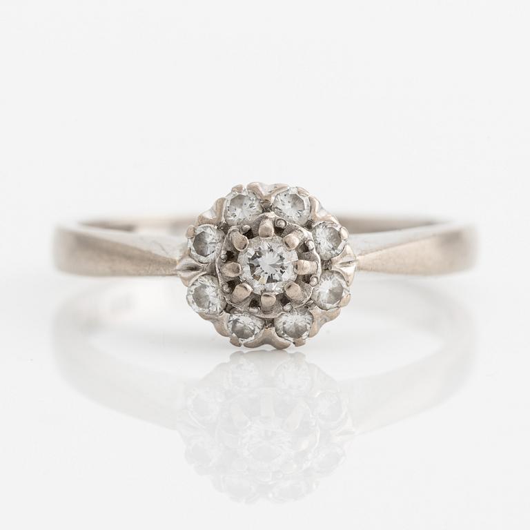 Ring, 18K vitguld, carmosémodell med briljantslipade diamanter.