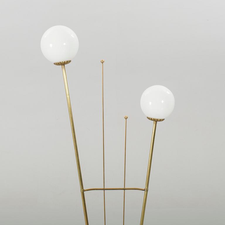 A TWO LIGHT BRASS FLOOR LAMP. SECOND HALF OF 20TH CENTURY.