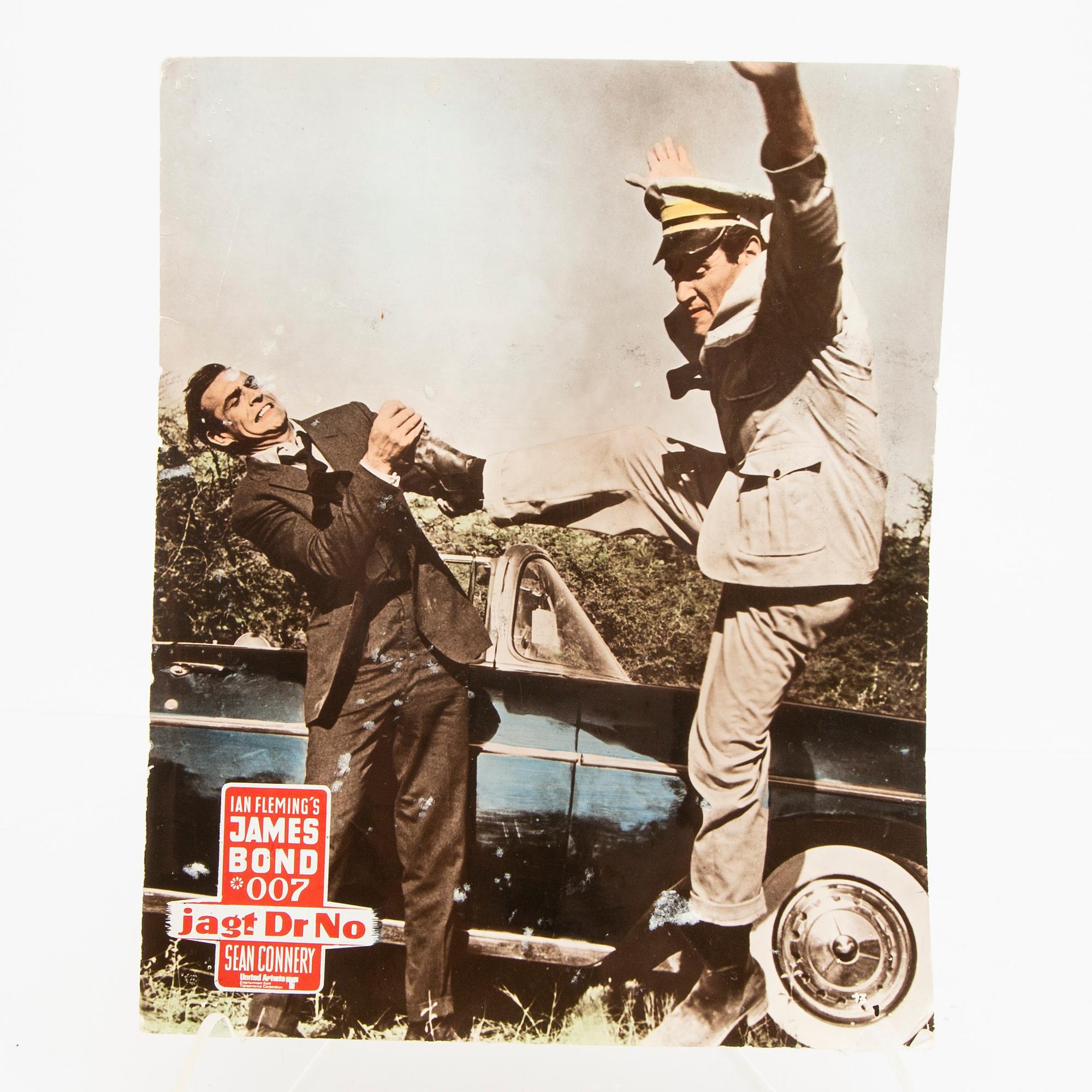 Collector's folder, James Bond, photographs and other clips from, among others, "Dr. No", "Goldfinger", Åskbollen and ot.