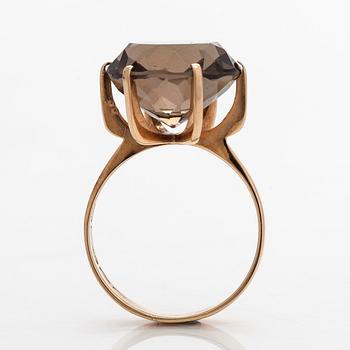 Ring, 14K guld, rökkvarts. Westerback, Helsingfors 1964.