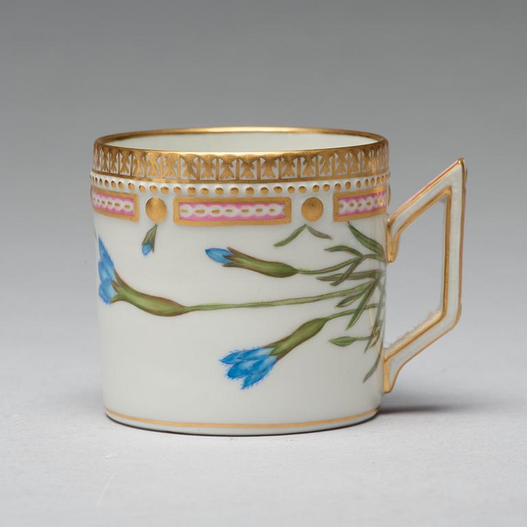 KAFFEKOPPAR med FAT, åtta stycken, porslin. "Flora Danica", Royal Copenhagen, Danmark.