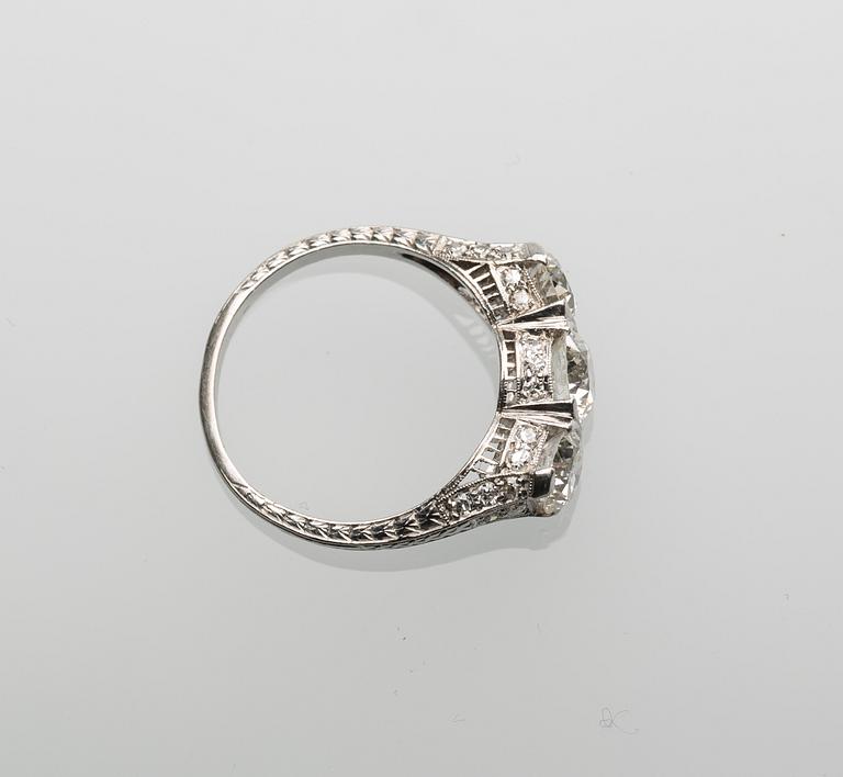 RING, platina med diamanter, totalt ca 2,30 ct. Vikt ca 4,4 g.