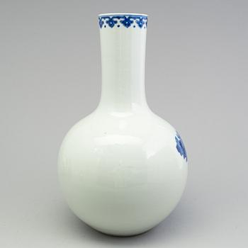 A Chinese porcelain blue and white vase, 20th century.