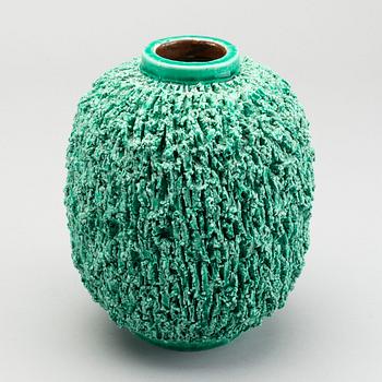 GUNNAR NYLUND, vas, chamotterat stengods, "Igelkottsvasen", Rörstrand.