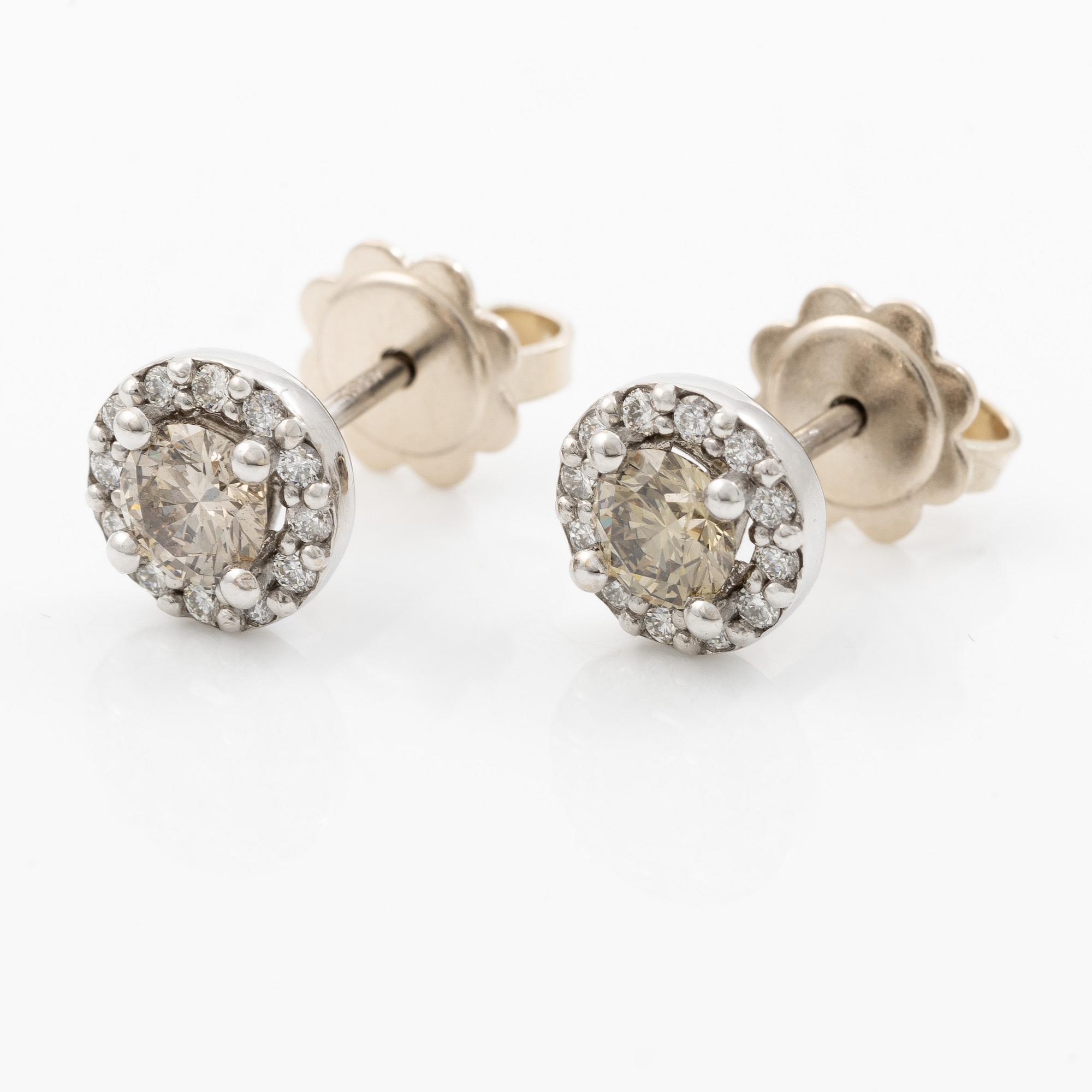 Earrings 14K white gold with light brown brilliant-cut diamonds and brilliant-cut diamonds.