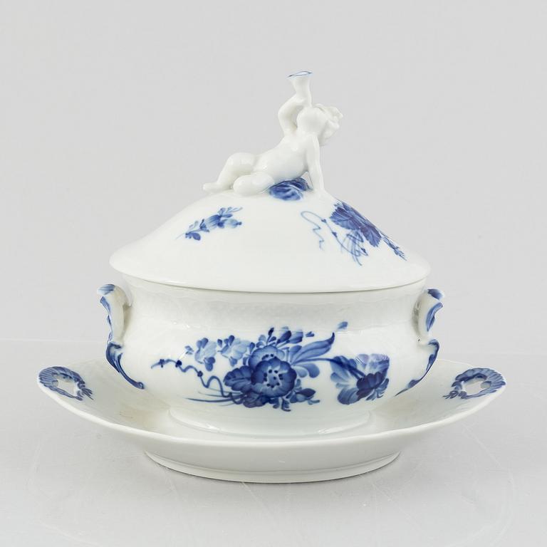 A model 1653 porcelain tureen with cover, Royal Copenhagen, Denmark.