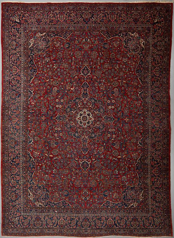 A carpet, semi-antique Kashan, ca 424,5 x 308 cm.