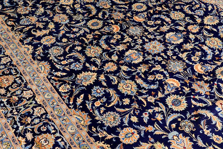 A CARPET, Kashan, ca 372 x 261 cm.