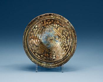 1144. SKÅL, lergods. Dekor i svart, vitt och blått. Diameter 22,5 cm. Persien 1300-tal, sannolikt Sultanabad.