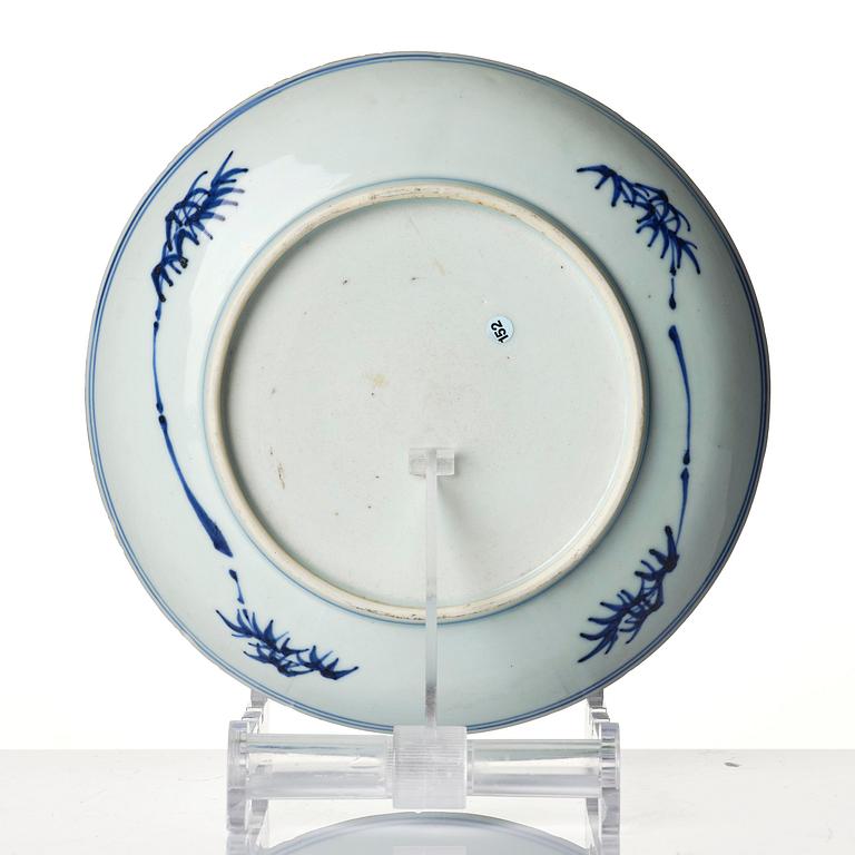 A blue and white dish and tea caddy, Tianqi/Chongzhen, mid 17th century.