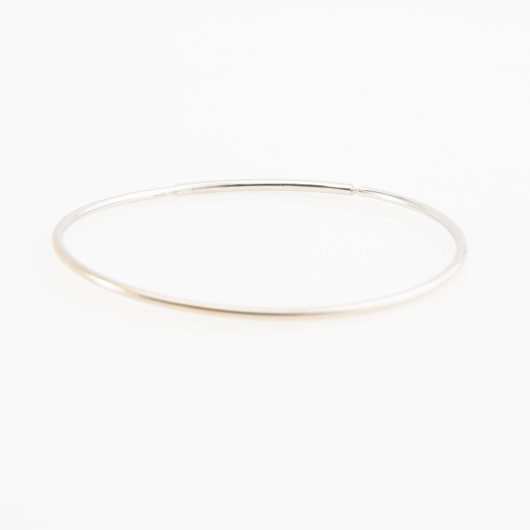 Armring, 18K vitguld med runda briljantslipade diamanter.