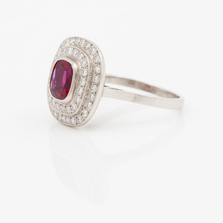 RING med rubin 1.33 ct samt diamanter totalt 0.50 ct.