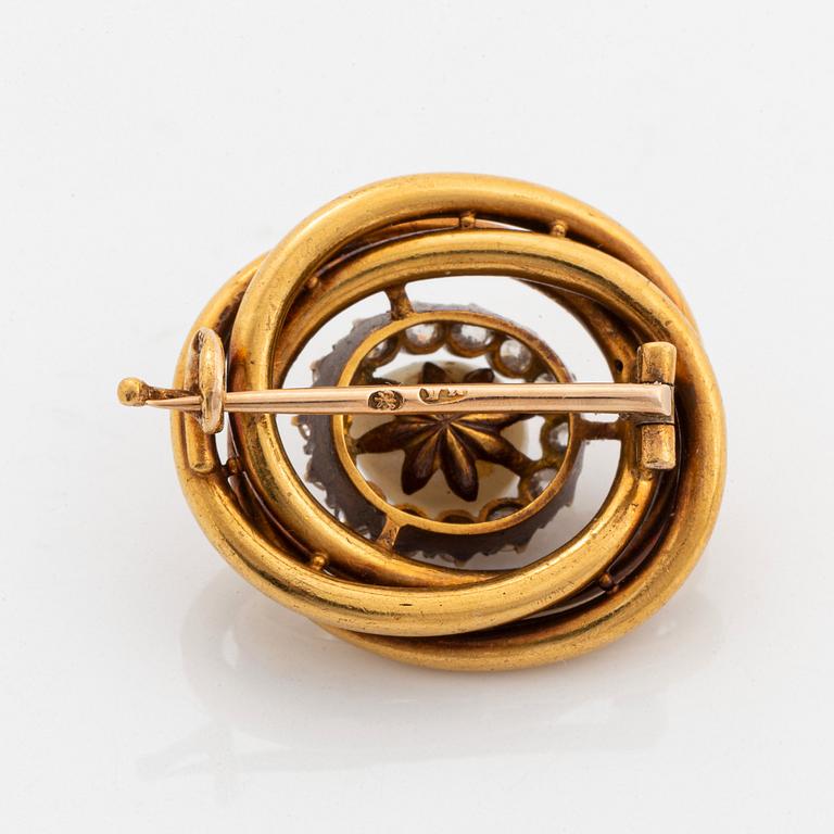 A 14K gold brooch set with a pearl and old-cut diamonds.