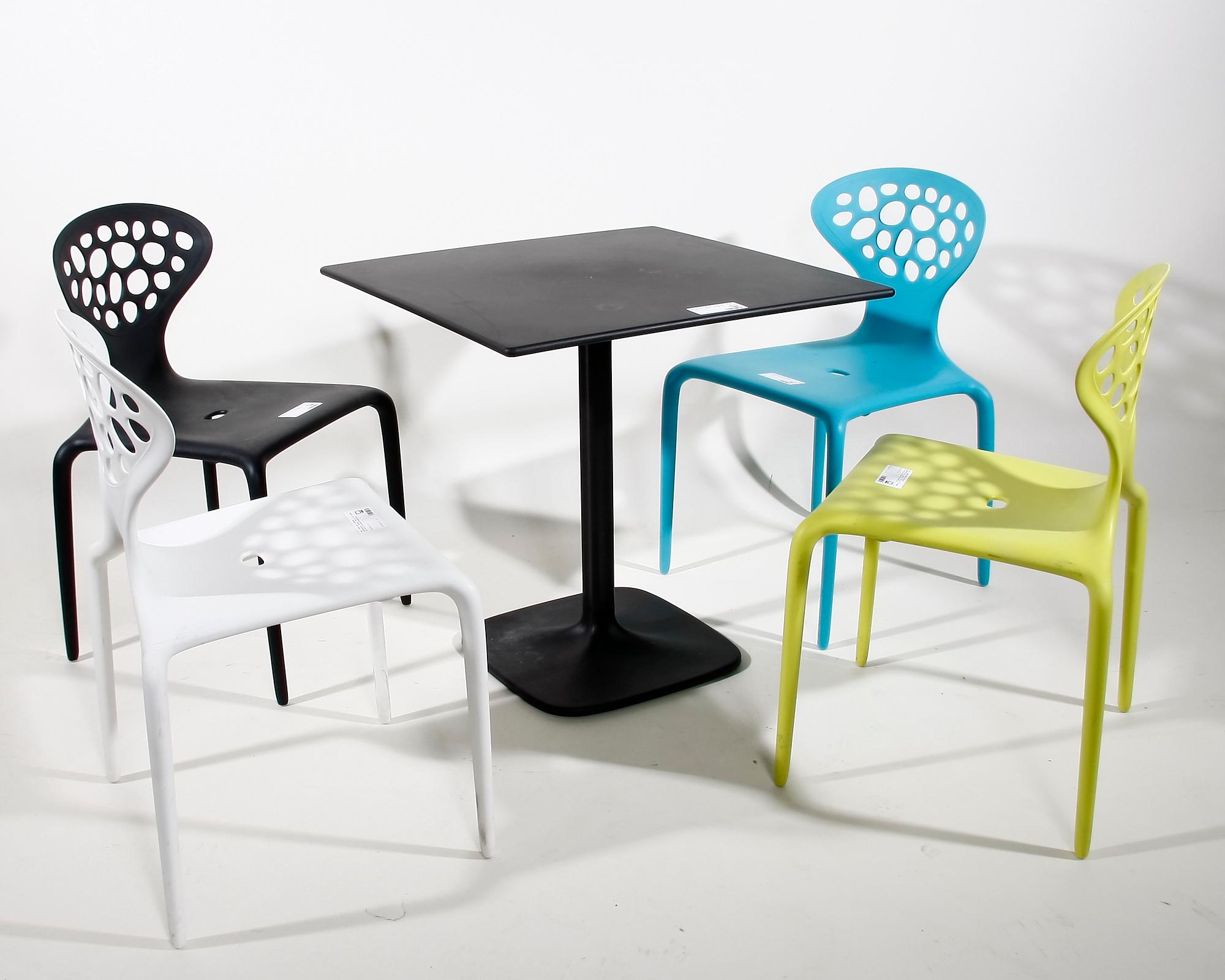 BORD samt 4 STOLAR. Supernatural, Moroso. Säljs till förmån för World Childhood Foundation.