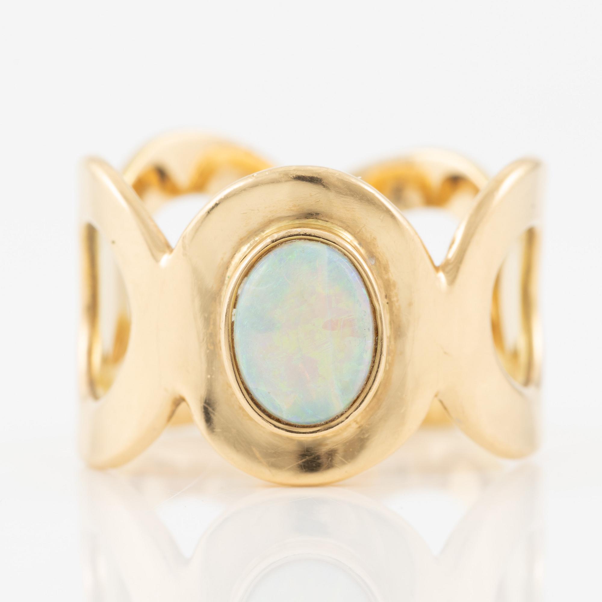Ring 18K gold with an opal.