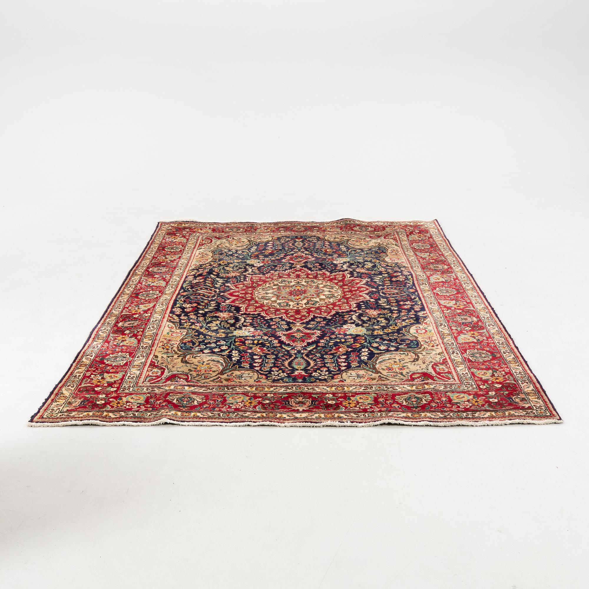 Rug, oriental, semi-antique, approximately 298x207 cm.