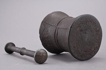 MORTEL MED STÖT, järn, daterad 1762.